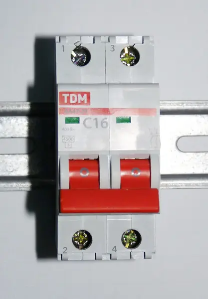 Electrical switchgear and circuit breaker